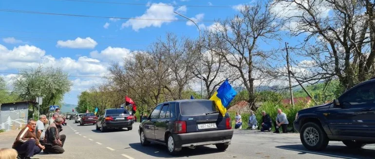 У жалобній тиші на колінах: на Великоберезнянщині зустріли Героя, полеглого на війні