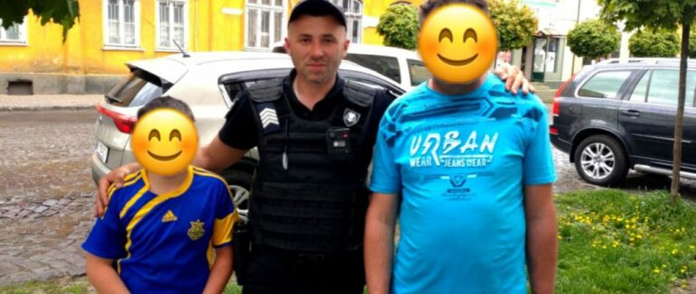 Поки батько був в крамниці, дитина загубилася: мукачівські патрульні відшукали 12-ти річного хлопчика