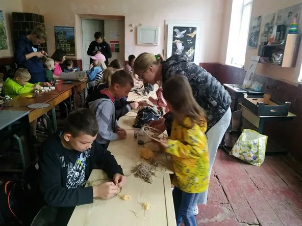 У Берегові на майстер-класі з колекції пір’їн орнітолога діти виготовляли “ловців снів”