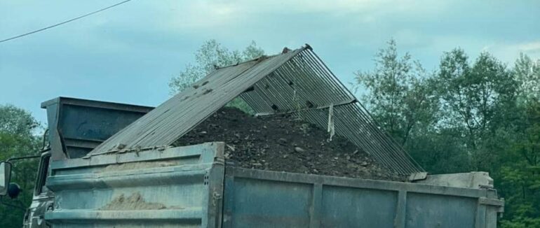 Вивозили піщано-гравійну суміш: поліція за добу виявила два факти скоєння злочинів у сфері довкілля на Рахівщині