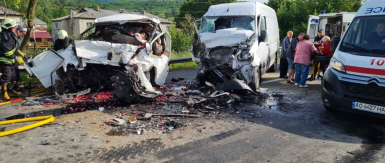 Ранкова моторошна автопригода трапилася на Закарпатті: на місці події рятувальники, медики та поліцейські