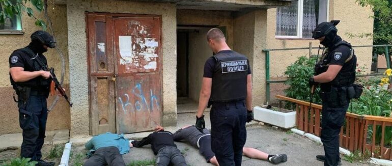 Зірвали золоті пркраси з жінки на вулиці: на Закарпатті поліція затримала «гастролерів» з Харківщини