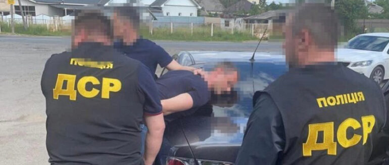 На Закарпатті затримали митника, який отримав 10 тисяч доларів хабаря