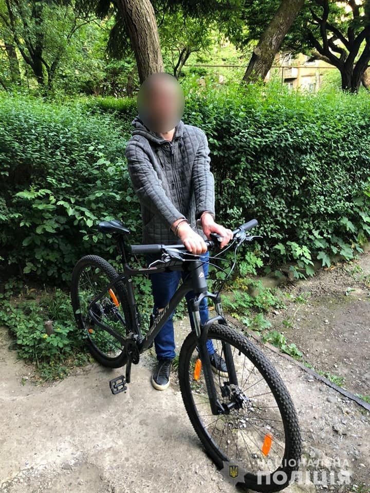 В Ужгороді затримали чоловіка, який викрав велосипед, мобільний телефон та навушники
