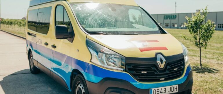 В Ужгород передали санітарні машини для пологового та поліклініки