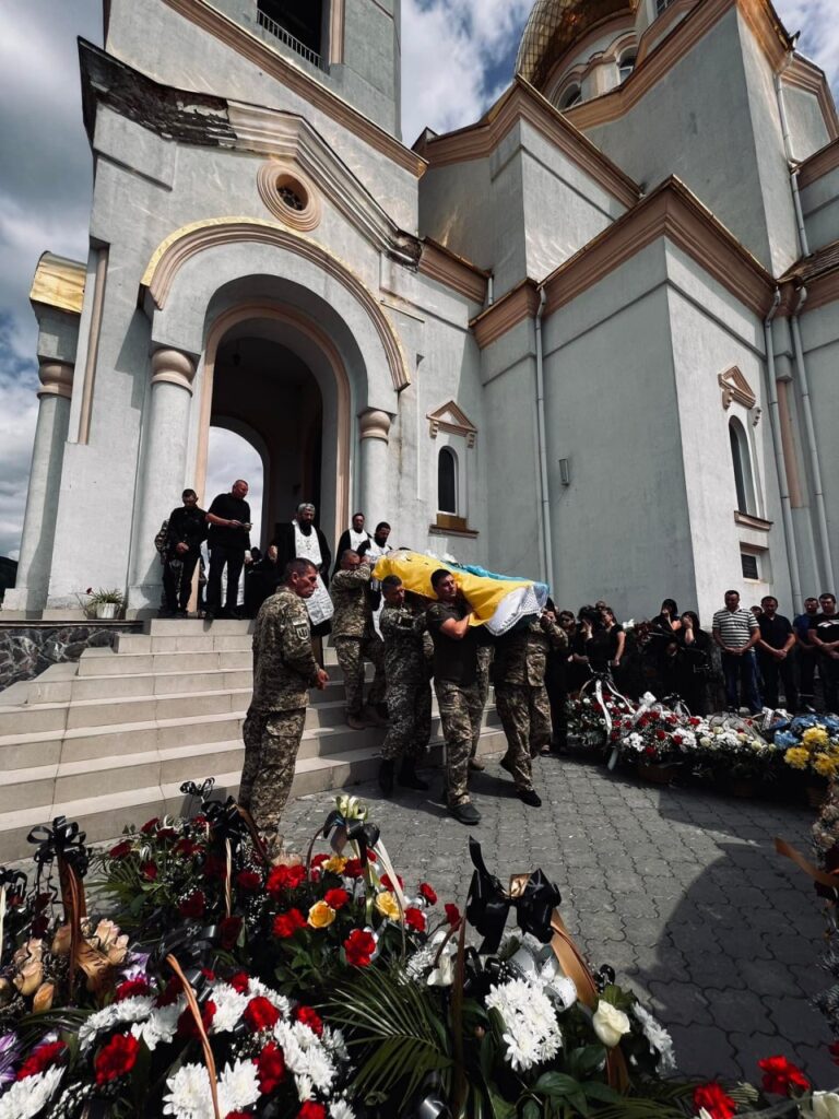 У Мукачеві попрощалися з полеглим Героєм Іваном Решетарем