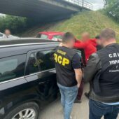 В Ужгороді затримали місцевого жителя, який за гроші переправляв через кордон чоловіків призовного віку