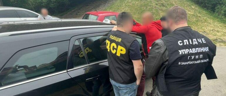 В Ужгороді затримали місцевого жителя, який за гроші переправляв через кордон чоловіків призовного віку