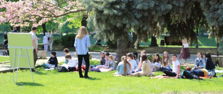 В Ужгороді для школярів провели нестандартний урок під сакурою