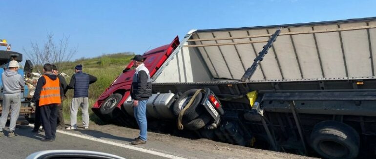 В Ужгородскому районі вантажівка з’їхала у кювет: постраждав водій