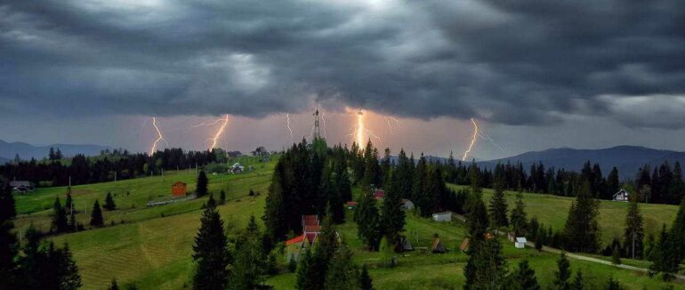 Закарпатців попереджають про негоду та грози