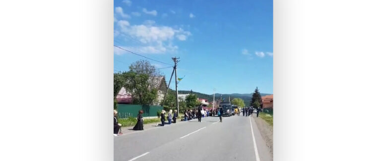 У Чинадієві місцеві на колінах зустріли загиблого Героя Юрія Кручаницю