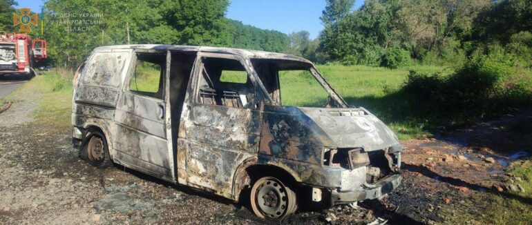 На Виноградівщині на дорозі згорів вщент Volkswagen Transporter