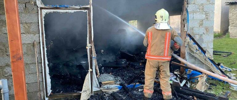 Вночі у Берегівському районі горів хлів