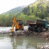 Поліція вилучила техніку та вантаж: закарпатців впіймали на незаконному видобуванні піщаної суміші