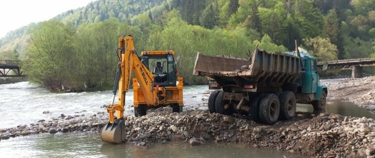 Поліція вилучила техніку та вантаж: закарпатців впіймали на незаконному видобуванні піщаної суміші
