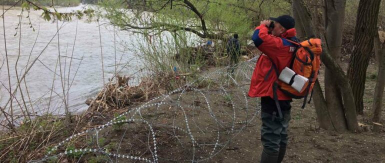 На Закарпатті тривають пошуки чоловіка, який на автомобілі з’їхав у річку