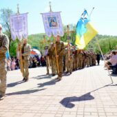 Прощання з двоюрідними братами: у Рахові на колінах поховали героїв