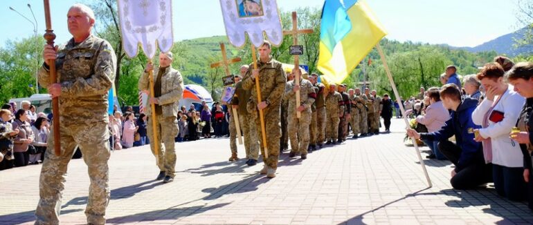Прощання з двоюрідними братами: у Рахові на колінах поховали героїв