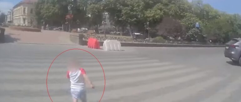 В Ужгороді врятували дитину, який раптово вибігла на дорогу