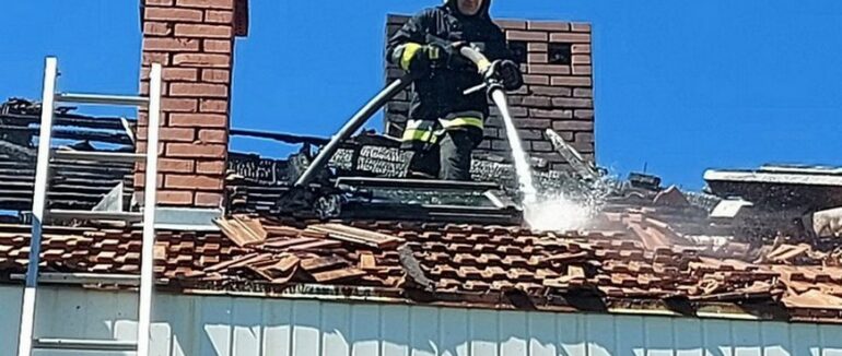 В Ужгороді три години гасили пожежу у житловому будинку