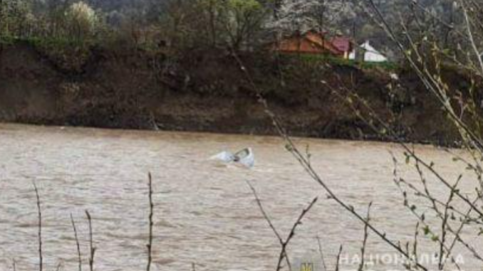 На Закарпатті знайшли тіло чоловіка, який з’їхав на авто в річку