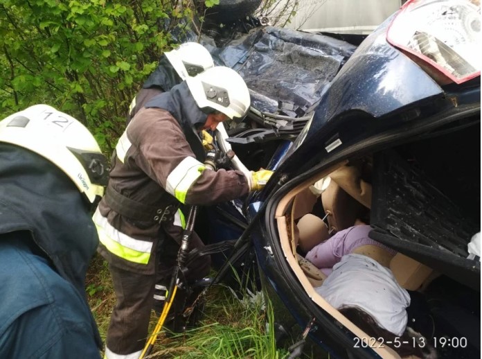 В Мукачівському районі легковик зіштовхнувся з фурою: двоє людей загинуло