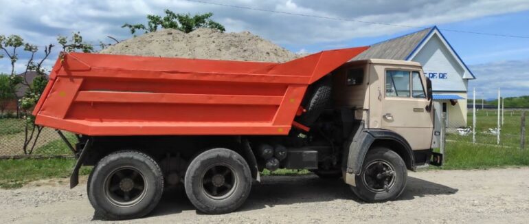 У Буштині затримали вантажівку з піщано-гравійною сумішшю