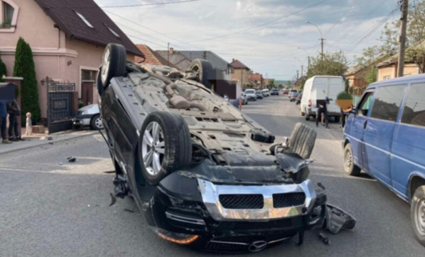 ДТП на Виноградівщині – автомобіль перекинувся на дах