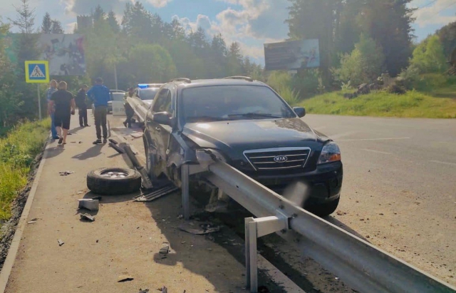 Закарпатець на Kia влетів у відбійник: постраждало троє пасажирів