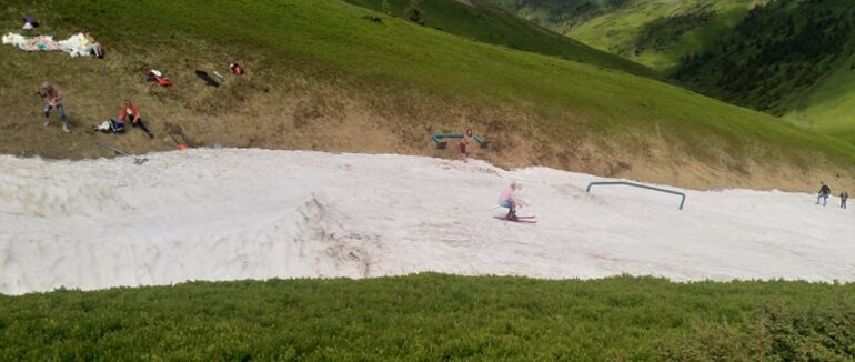 До літа – кілька днів, а у Карпатах катаються на лижах