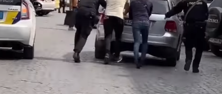 В Ужгороді патрульні допомогли чоловікові запустити двигун в автомобілі