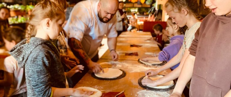 Піцайоло-рекордсмен “Книги рекордів України” провів в Ужгороді майстер-клас для маленьких переселенців