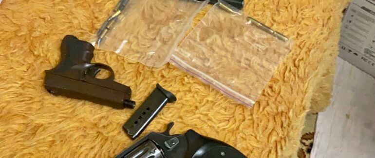 У двох мукачівців вилучили зброю та наркотики