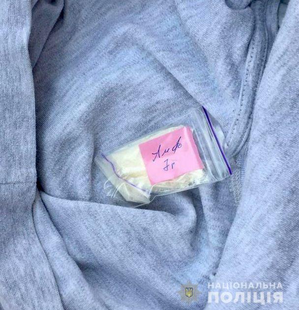 Знайшли пакет з амфетаміном: на Свалявщині затримали розповсюджувача наркотиків