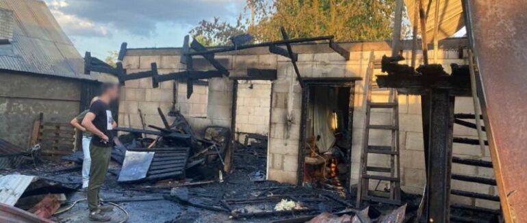 З’явилися фото наслідків пожежі, що вирувала у будинку закарпатського військового