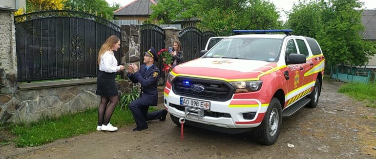 Закарпатський рятувальник освідчився своїй нареченій