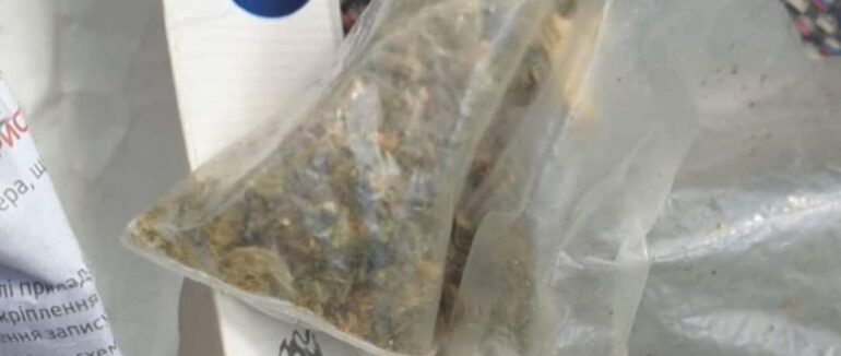 Закарпатські патрульні виявили нетверезого водія та пасажира, які мали при собі наркотики