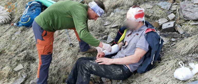 У горах на Закарпатті чоловік зірвався зі снігового карниза та полетів до низу метрів 80