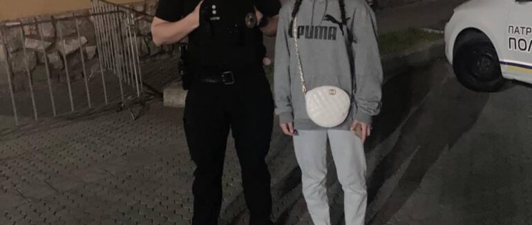 Мукачівські патрульні розшукали дівчину, яка пішла з дому та не виходила на зв‘язок