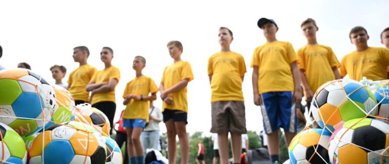 В Ужгороді провели «Відкритий урок футболу» з дітьми переселенцями