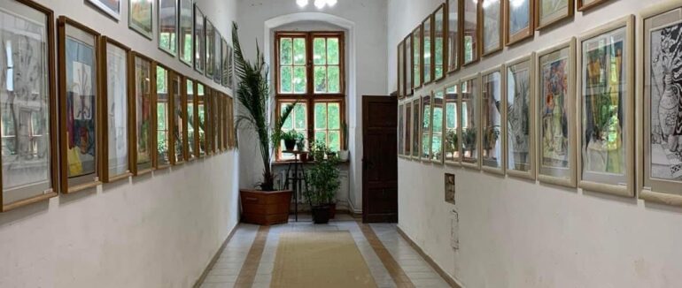 Виставка від мукачівських випускників: у художній школі ім. М. Мункачі представили роботи юних майстрів