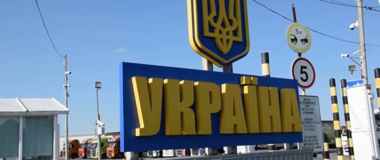Вантажівки з пальним уже перетинають український кордон