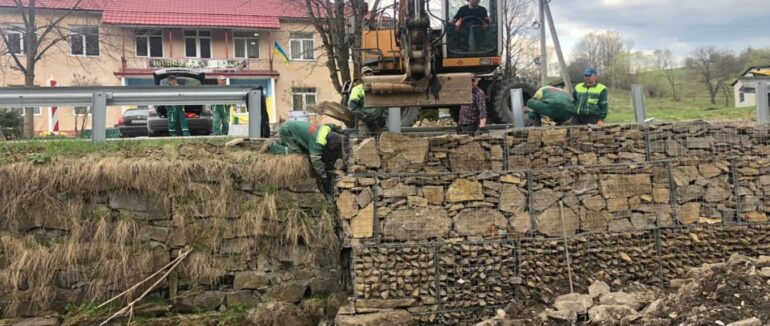 На Закарпатті укріплюють низові укоси доріг підпірними стінками з габіонів