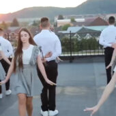 Вальс на даху: мукачівські випускники здивували всіх