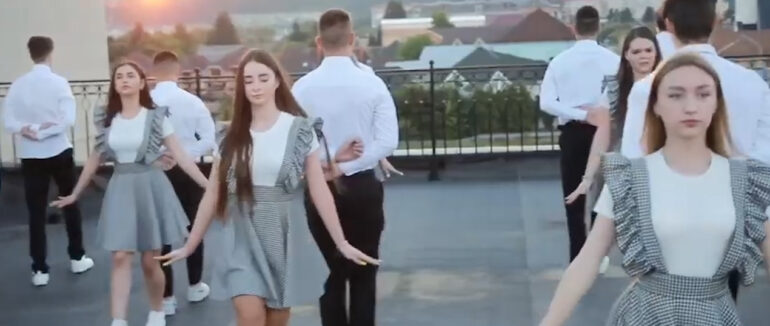 Вальс на даху: мукачівські випускники здивували всіх