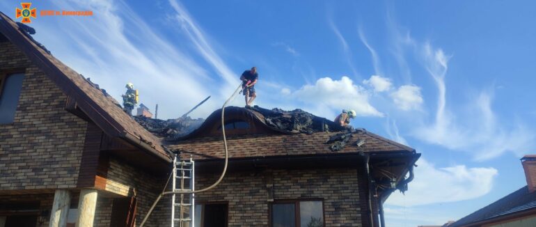 У Виноградові пожежа охопила надвірну споруду та житловий будинок