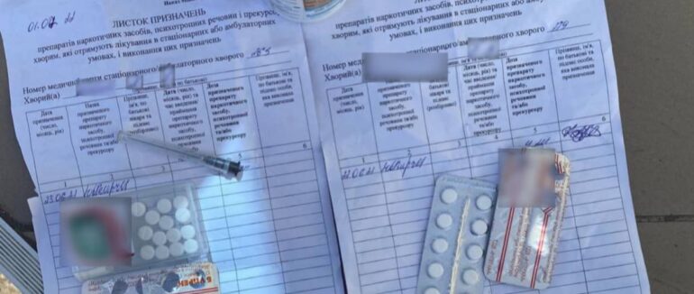 В Ужгороді у чоловіків виявили підроблені документи та наркотичні речовини