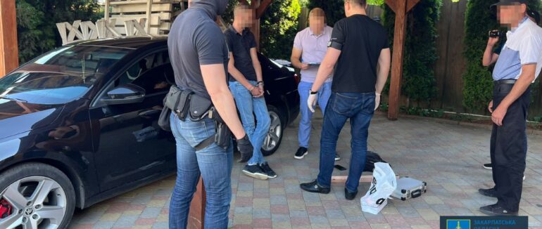 На Закарпатті співробітника сервісного центру МВС та його спільника викрили на організації корупційної схеми