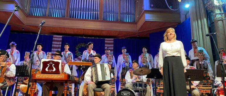 Благодійна “Пісня над Карпатами” від Закарпатського народного хору лунала в Ужгороді 